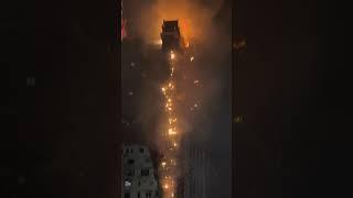 Так выглядит масштабный пожар в строящемся небоскребе в Гонконге...