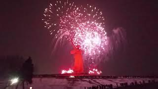 Салют Фейерверк 2 февраля 2023 года Волгоград к 80-летию победы в Сталинградской битве. ЗАМЕДЛЕНО!!!