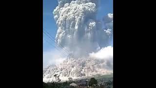Извержение вулкана Мерапи началось в Индонезии на острове Ява