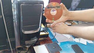 CD-Rom CD-диск Компакт-Диск вставляется в компьютерный DVD-привод ASUS